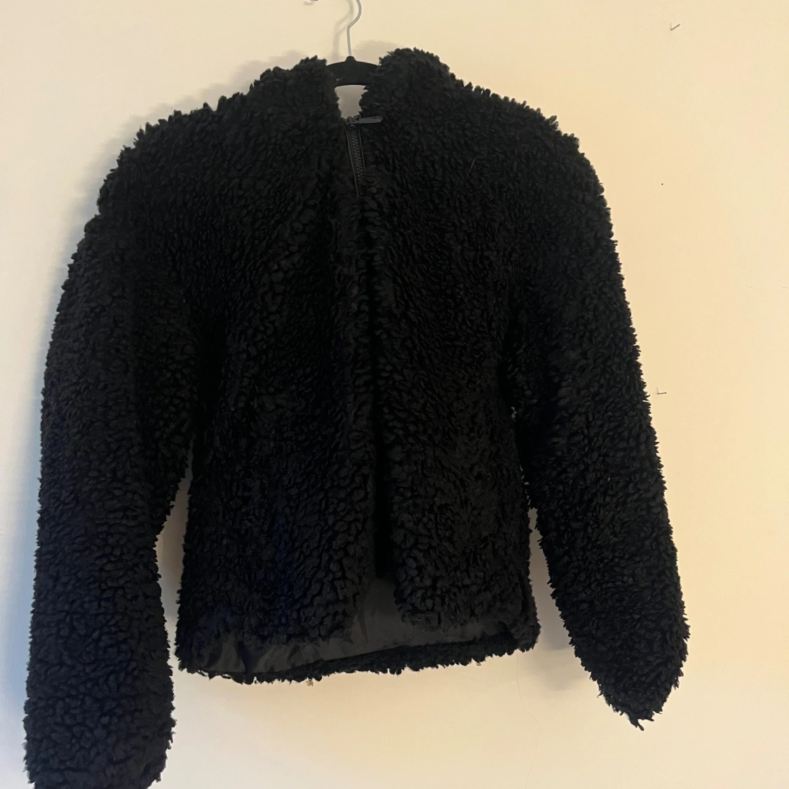 Svart teddyjacka med dragkedja - 1