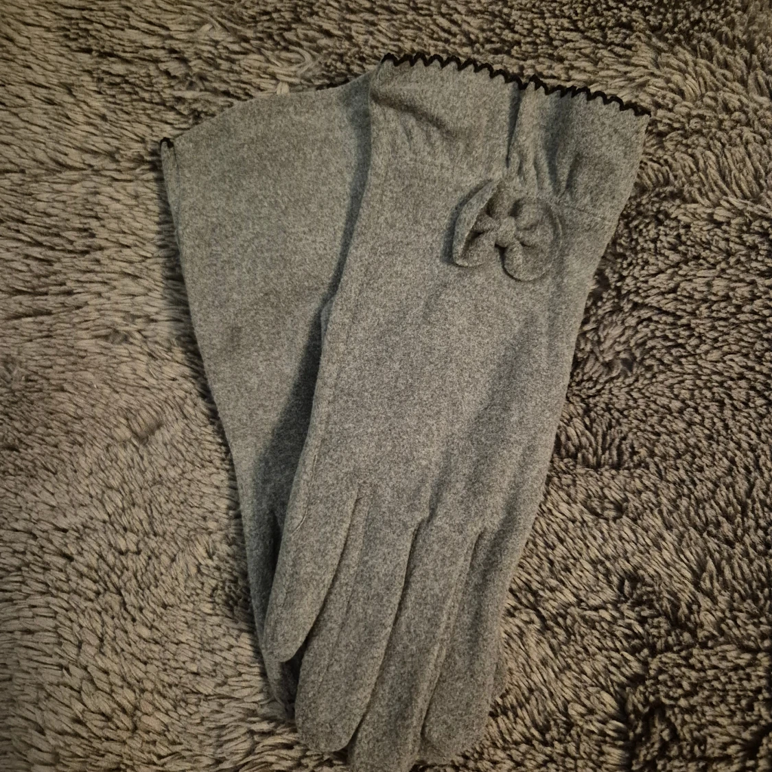 Grå ullhandskar med rosett - 2