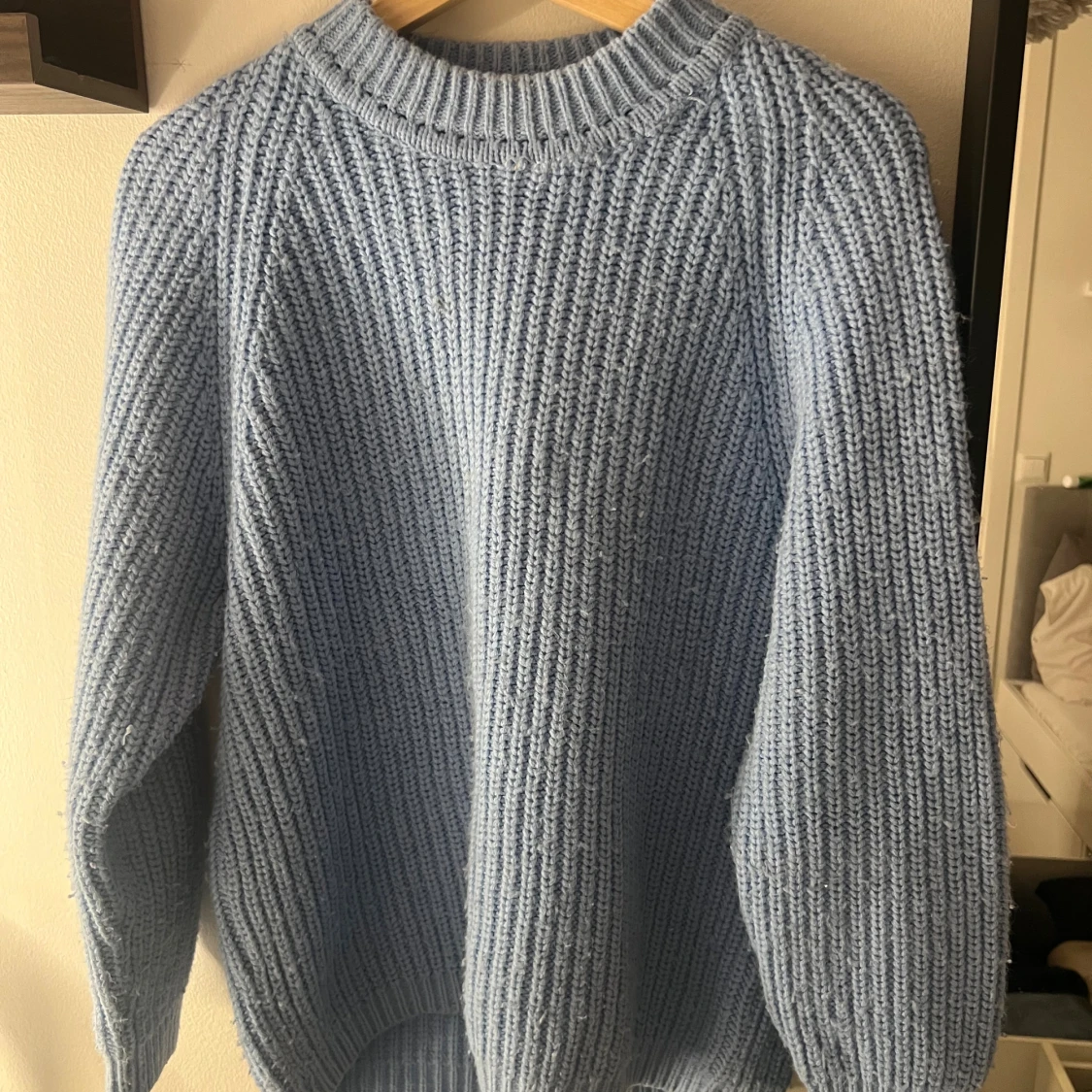 Ljusblå stickad tröja med rund hals