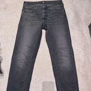 Lee Daren Zip Fly svarta jeans W30 L32 - Svarta jeans från Lee, modell. Super fräscha jeans knappt använda. 30/32