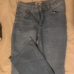 Ljusblå flared jeans - Ljusblåa flared jeans från Lager 157 storlek S🤍 har inte använt så mycket 