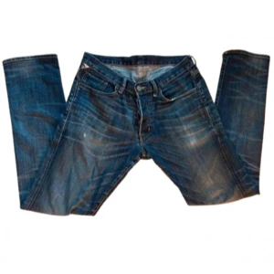 Ralph lauren denim and supply blåa jeans med slitningar - Snygga denim and supply jeans i blå tvätt med coola slitningar och lätt faded effekt. Klassisk femficksmodell med raka ben och normal passform. Jeansen har knappgylf och detaljerade sömmar, tillverkade i slitstarkt denim. Perfekta för en avslappnad streetstil.