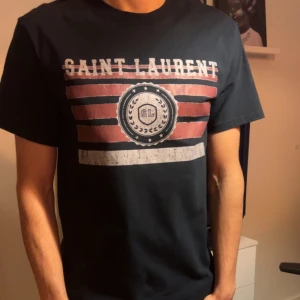 Saint Laurent t-shirt  - Helt ny 10/10 skick Pris kan diskuteras vid snabb affär. Storlek M men passar S lika bra. Slimfit. Modellen är 179cm och väger 68.