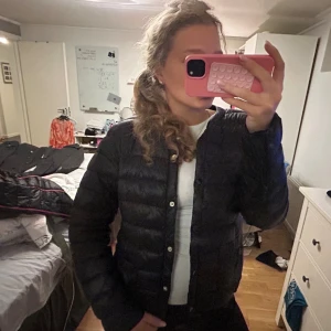 Svart dunjacka med knappar - Svart dunjacka från Lindex 