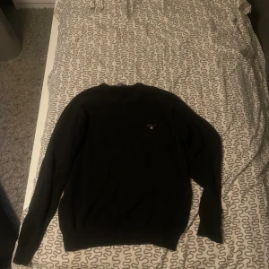 Gant tröja  - Säljer en stickad Gant tröja i svart färg med gant loggan på ena bröstet den är i väldigt fint skick och inga negativa defekter på står att den är i storlek S men passar XS lite bättre skulle jag tro hör av er vid frågor 