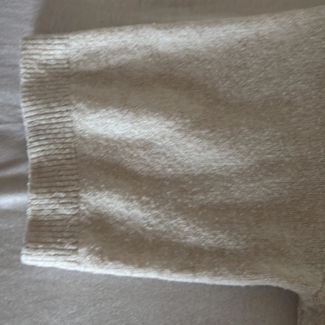 Beige stickad tröja från Lindex - 1