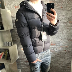 Colmar jacka - Bra skick förutom att dragkedjan på ena fickan är sönder och jackan har en liten lagning. Storlek 50/M passar dig som är mellan 180-190cm ungefär. Nypris ca 5000kr. Modellen är 185 cm, 79 kg. Tags medföljer inte. Passar bra nu till vintern. Skriv för mer information!🤝