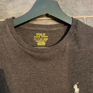 Ralph lauren t shirt - Snygg mörkgrå från Ralph lauren i modellen slim fit.