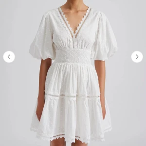 Ny studentklänning från By Malina  - Säljer min jättefina klänning från by Malina, som är använd endast 1 gång på min student. Den är precis som ny och har inte fått några defekter, då den har användts mycket varsamt. Perfekt till studenten men också vid andra festliga tillfällen. Inköpt ny från hemsidan för 2500. ❤️