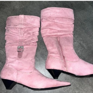 Cowboy boots - Säljer dom här super coola och unika cowboy bootsen! Det finns några få små fläckar som man inte tänker på vid användning! Annars bra skick!! Storlek 38 men passar mig perfekt som har storlek 37! Vet inte vart dom är ifrån