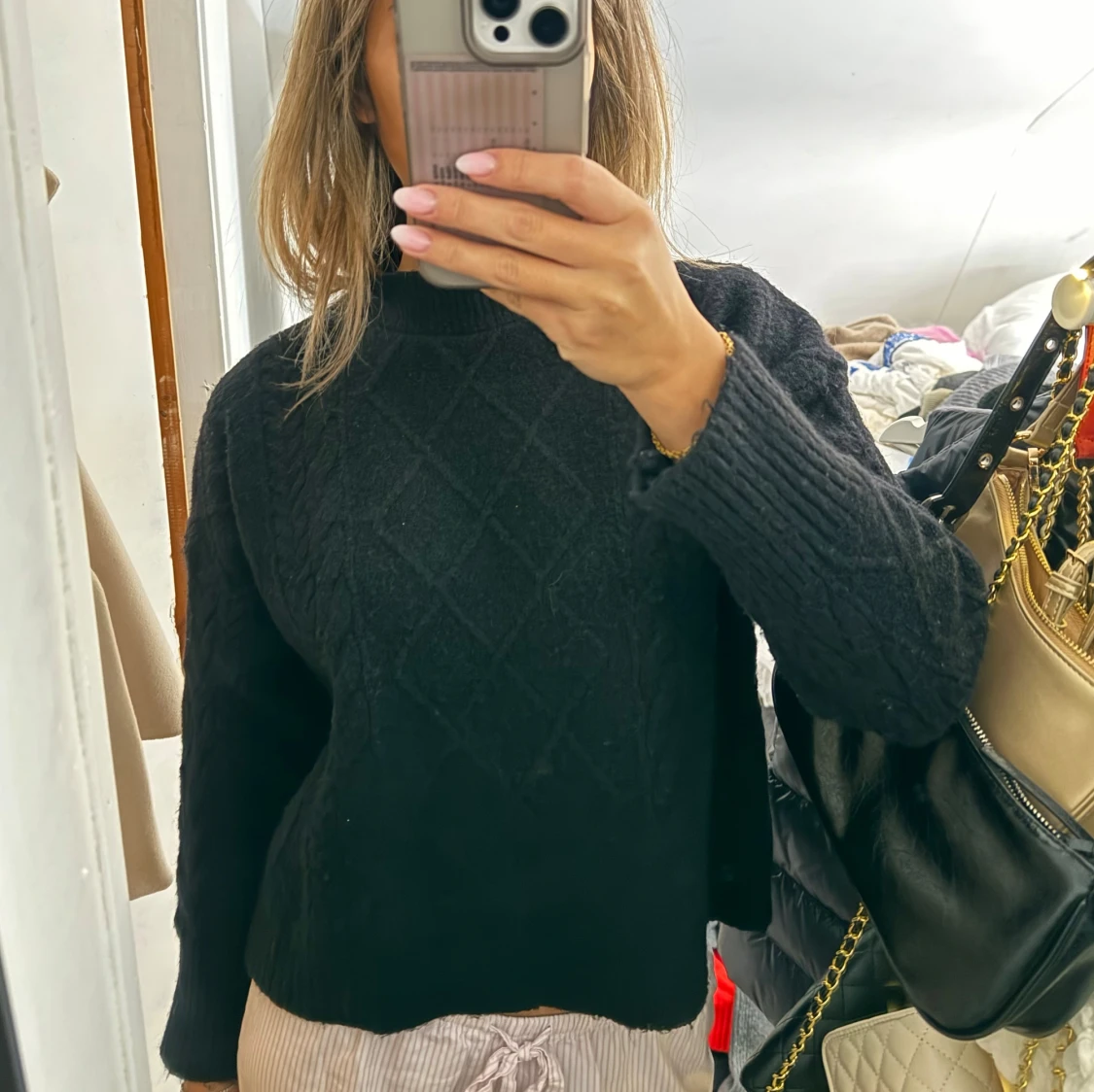 Svart stickad tröja med mönster