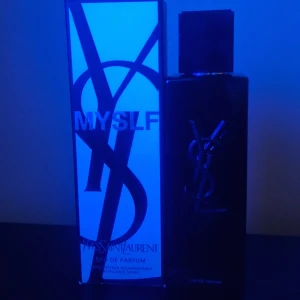 YSL MYSLF Eau de Parfum - Trendig parfym från Yves Saint Laurent med stilren design och tydlig logga. Eau de Parfum-variant, passar dig som vill sticka ut. Flaskan är påfyllningsbar. Perfekt för dig som gillar fräsha och moderna dofter. Jag har andvänt ungefär en tjugondel av parfymen.
