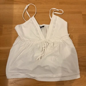 Vit topp - Vit topp med v-ring, endast testad