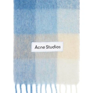 Acne studio halsduk - Säljer en acne studio halsduk som jag också har fått av min mamma (Vet inte vart den är köpt från, unisex) den är mycket ljusare än på andra bilden. Perfekt inför vinter, nyskick (inga tecken på användning) pris kan diskuteras vid snabb affär.