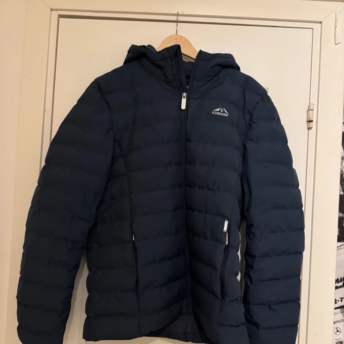 Mörkblå pufferjacka från Icebound