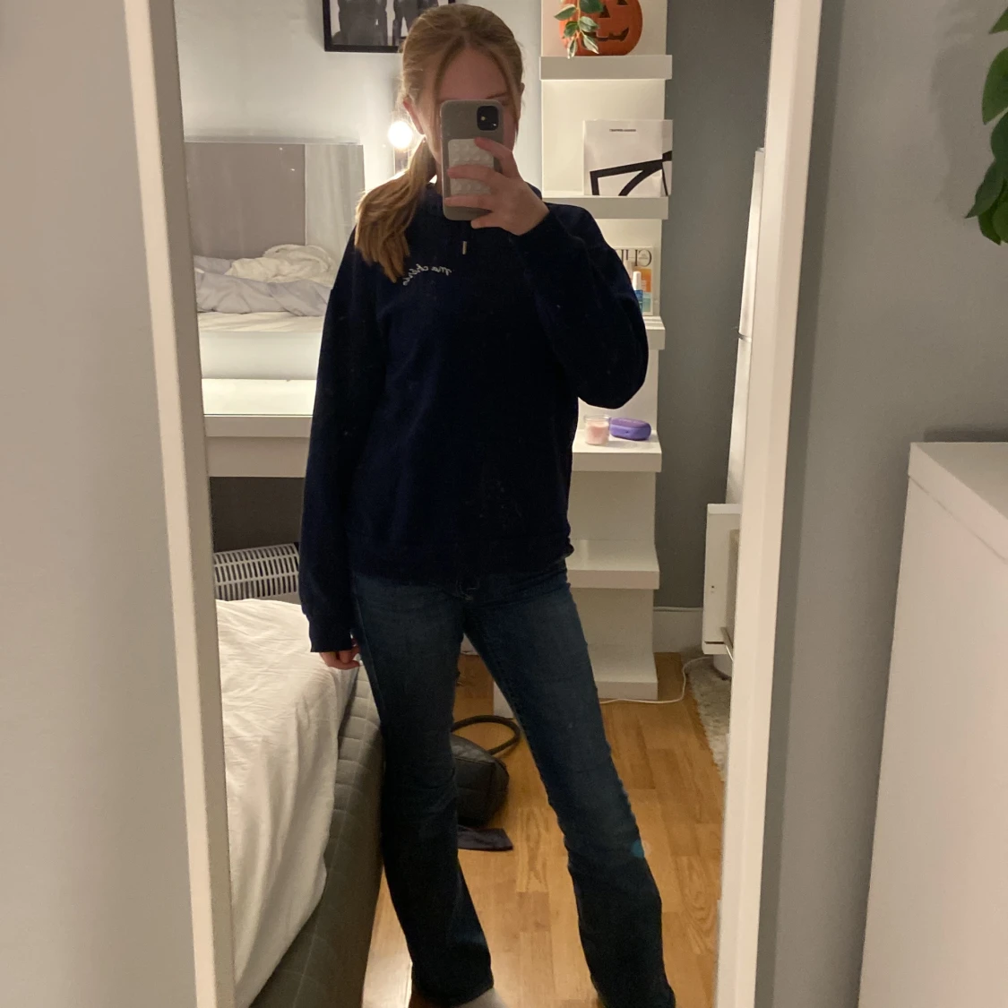  Gina Mörkblå hoodie med silvertryck 