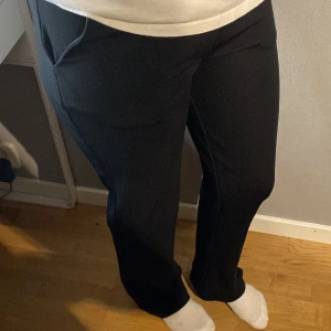 Svarta kostymbyxor - Snygga svarta kostymbyxor med lite bootcut passform och normal midja. Byxorna har klassiska fickor fram, knapp och dragkedja. Materialet är slätt och känns bekvämt mot huden, perfekt för en clean och stilren look. Säljer då de ej kommer till användning, köpta på lager 157