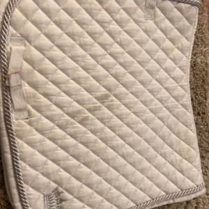 Vitt allround schabrak  - Helt okej skick, några tvättar sen så ser den nog ny ut i färgen igen storlek pony