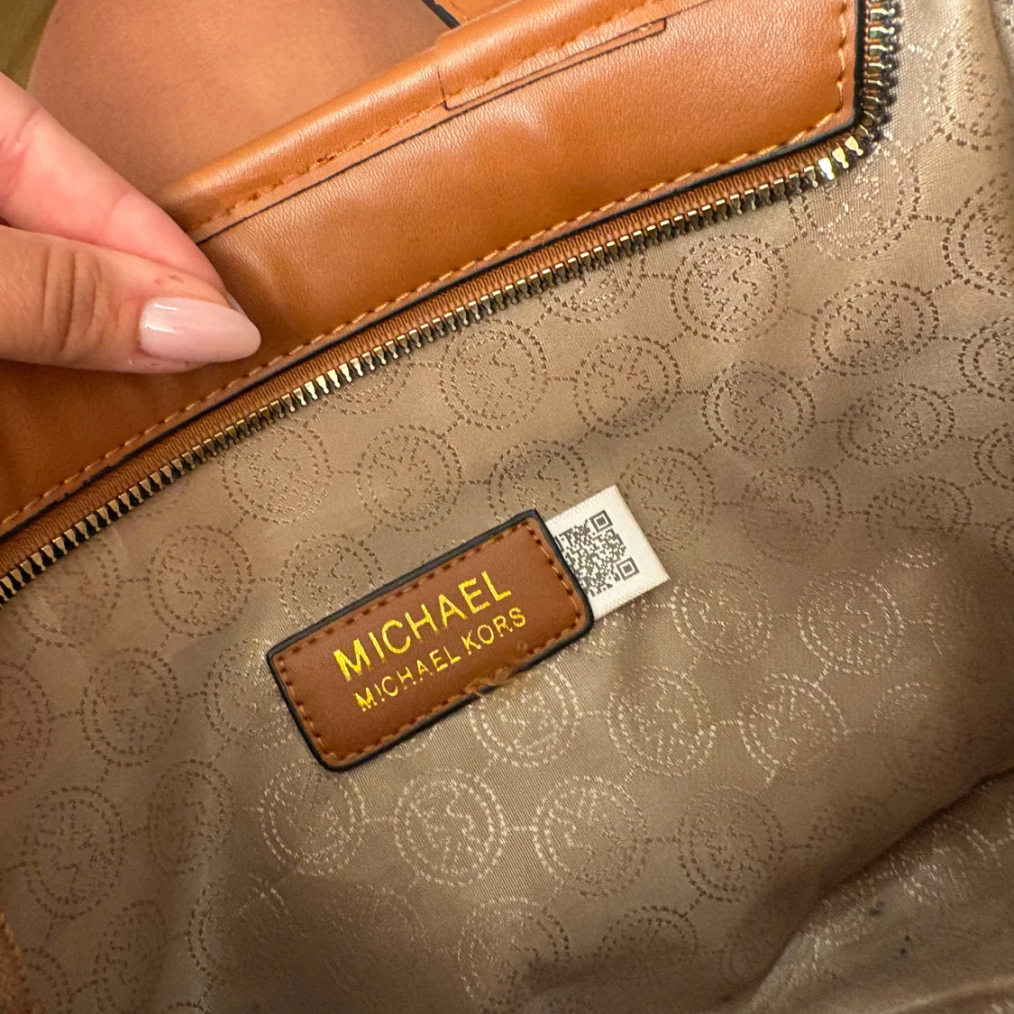 Michael Kors beige handväska med logomönster - 4