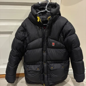 Fjällräven down lite jacket - Hej säljer nu min fjällräven jacka! Den är i storlek xs men skulle säga att den är ganska stor i storleken så den passar S jättebra också. Den enda defekten syns på bild 4. Jag fick den i julklapp förra året därav finns tyvärr inga kvitton.💞PRISET ÄR DISKUTERBART