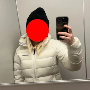 Peak Performance vinterjacka - Säljer en vinterjacka från Peak Performance med huva och dragkedja. Jackan är vadderad och har en stilren look med logga på bröstet. Nyskick