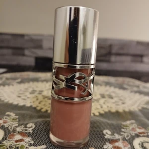 YSL LoveShine Lipgloss nude 44 - YSL LoveShine Blurring Lip Gloss i färgen 44, en nude-rosa nyans. Snyggt silvrigt hylsa med YSL-logga i metall. Ger glansiga läppar med en mjuk, suddig effekt. Perfekt för dig som gillar lyxiga detaljer och naturliga färger. Använd 2 ggr testad bara helt ny 