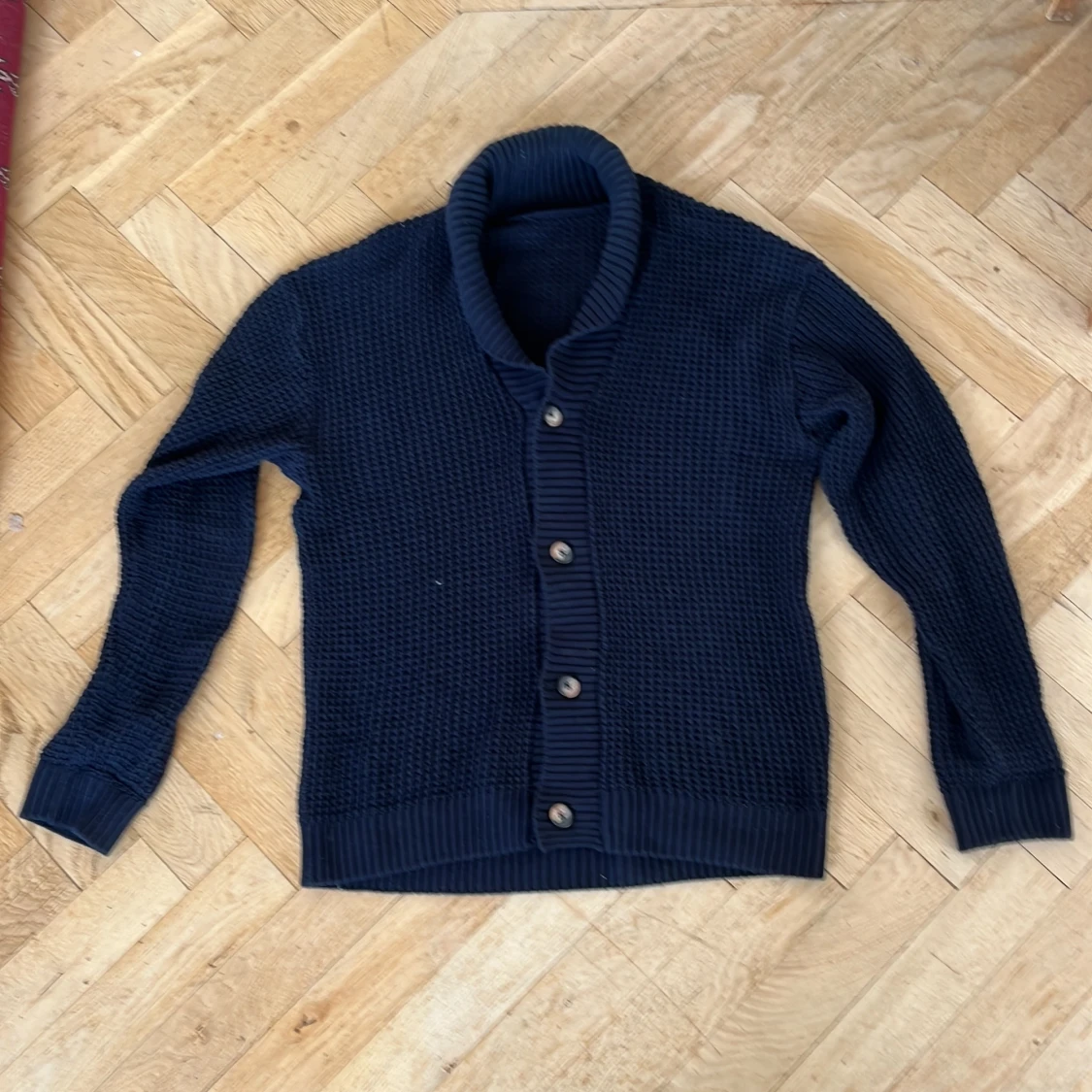 Mörkblå stickad kofta med knappar