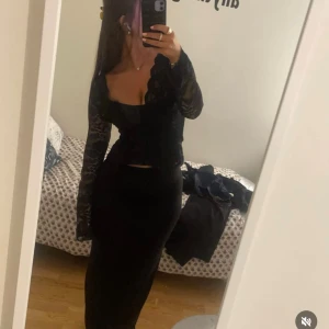 Svart långkjol i mjukt material - Svart långkjol. 