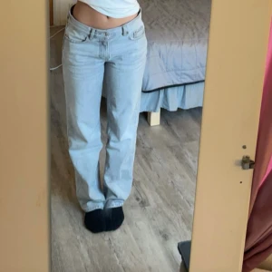 Ljusgrå raka jeans - Säljer ett par ljusgrå jeans med rak passform från Gina i storlek 34. Använda ett fåtal gånger då dom är för stora för mig 