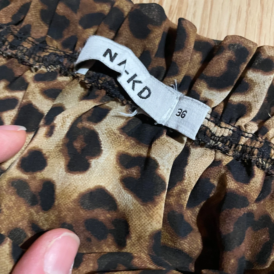 Leopardmönstrad kort tröja  från NA-KD - 1