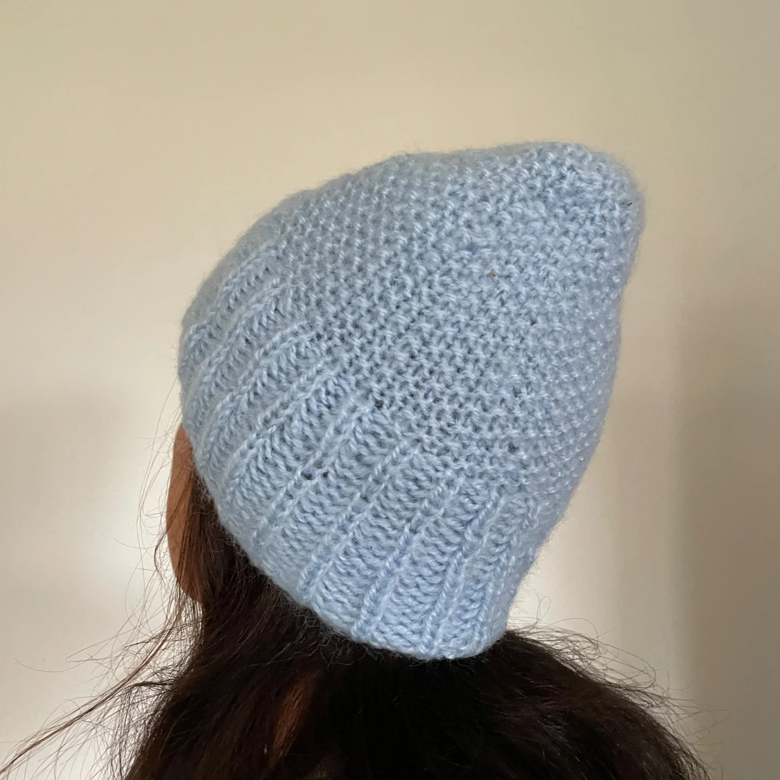 Ljusblå stickad mössa med ribbad kant - 2