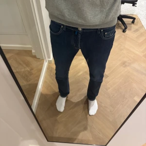 Jacob cohen jeans - Jocob cohen nick jeans. Slim fit. Storlek 32. Inga defekter. Bredd 41 cm : längd 105 cm. 