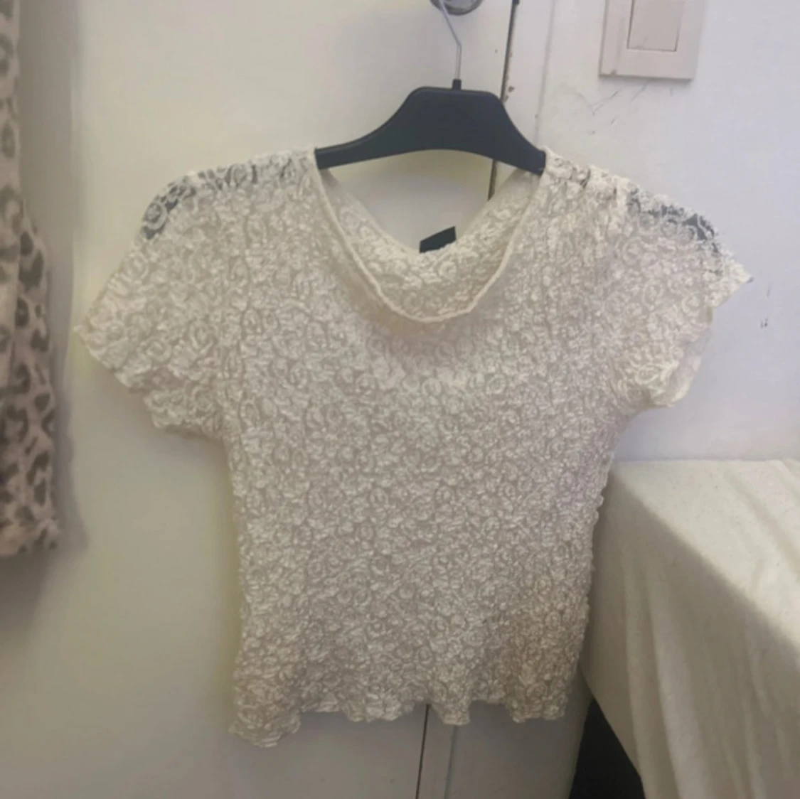 Vit spetsblus från Gina Tricot