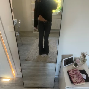 Cheap monday jeans  - Snygga svarta jeans med bootcut och låg midja. Dom är använda men har inga skador, fråga gärna om ni undrar något! Midjemåttet är 24 och innerbenet är 32