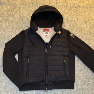 Parajumper cardigan - Säljer nu en riktigt fet Parajumper Cardigan. Storlek L men passar även M. Skicket 9,5/10 eftersom den nästan är helt ny. Om du har några funderingar så är det bara att fråga på! ❇️