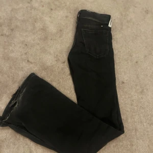 Svarta lågmidjade bootcut jeans  - Säljer ett par svarta lågmidjade jeans som tyvär är för små för mig!!