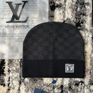 Svart mössa till vintern - Snygg svart mössa till vintern 