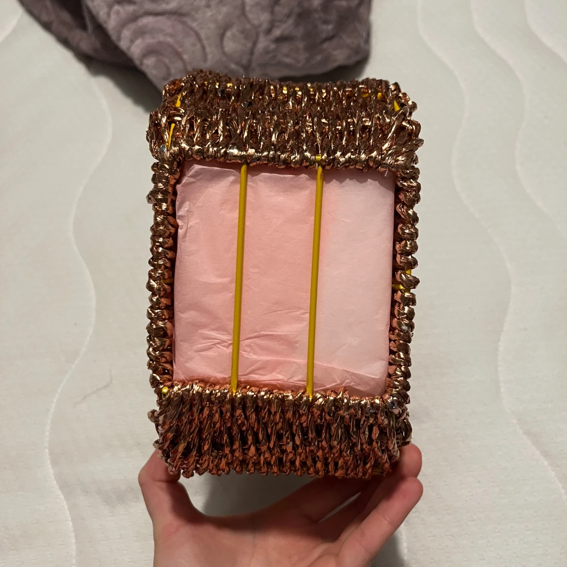 Glittrig handväska i kopparfärgad syntet - 2