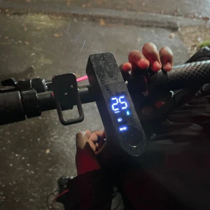 Elsparkcyckel - En bra för dagligen åkturer. Kör 25km/h, 35 km räckvidd, 400watt, allt funkar, i bra skick. Pris kan diskuteras. Möte plats också 