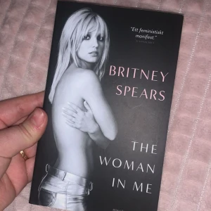 The Woman in Me - En stark och personlig självbiografi av popikonen Britney Spears. Boken ger en inblick i hennes liv, uppväxt och karriär, och bjuder på ärliga berättelser om både motgångar och drömmar. Perfekt för dig som vill inspireras av en av vår tids största stjärnor. Nypris ca 200 kr mitt pris 70kr ser och känns helt ny ut.