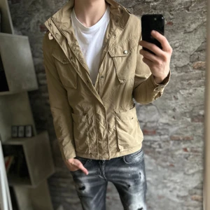 Woolrich Field Jacket - Mycket fint skick, lite skada vid nacken så be gärna om bild vid intresse! Storlek M men sitter typ M/S, passar dig som är mellan 175-185cm ungefär. Nypris ca 3000kr. Modellen är 185 cm, 79 kg. Skriv för mer information!🤝