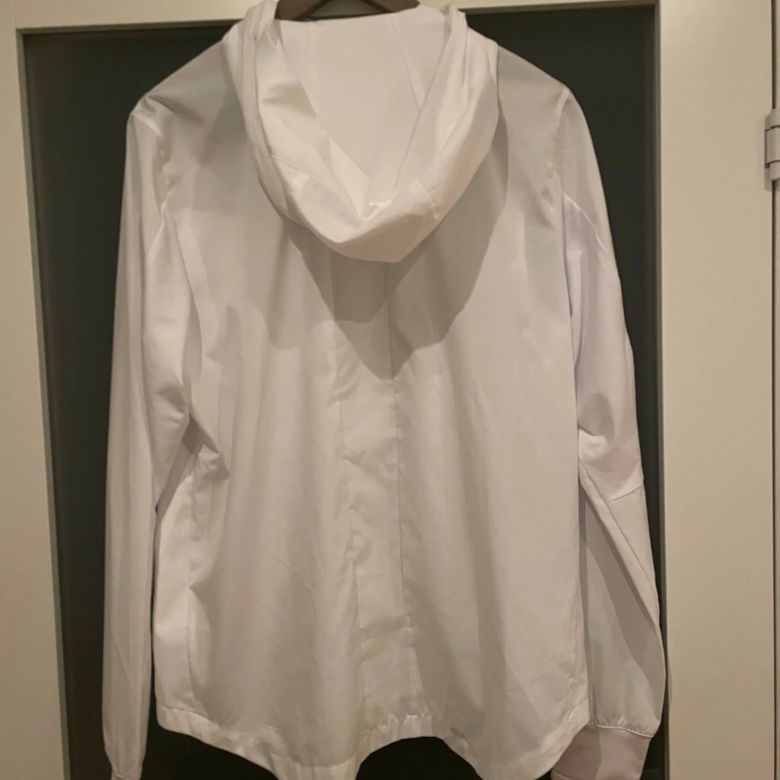 Vit vindjacka från Asics med huva - 1