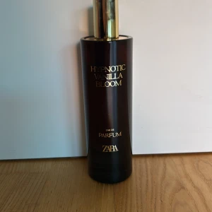 Hypnotic Vanilla Bloom Parfym - Eau de Parfum från ZARA med elegant design och lyxig känsla. Perfekt för dig som vill sticka ut med en modern och trendig doft. Flaskan har en stilren look som passar in i alla miljöer.