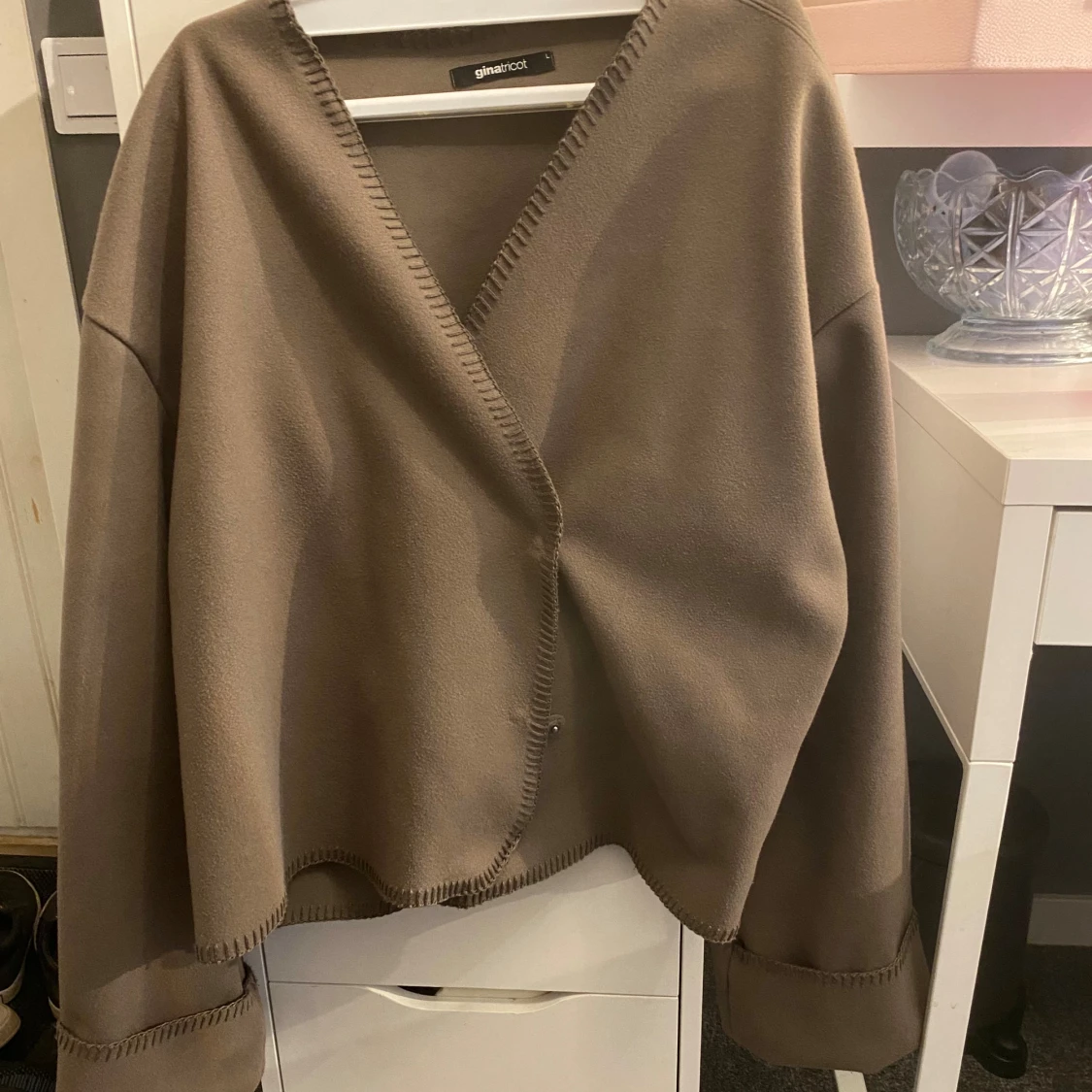 Beige omlottkofta från Gina Tricot