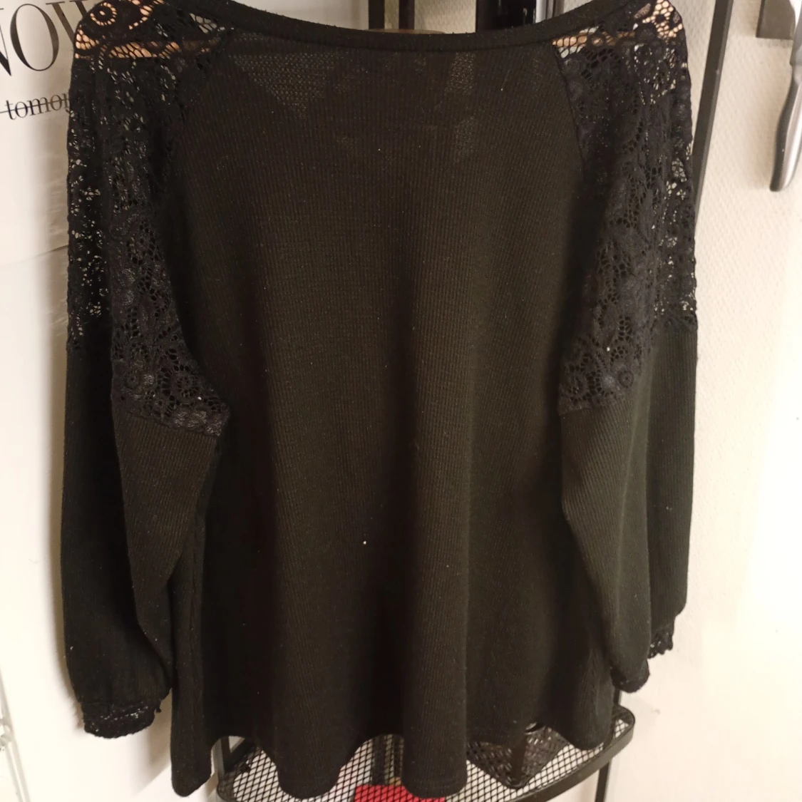 Svart långärmad topp med spetsdetaljer - 1