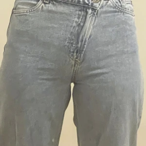 Högmidjade jeans - Säljer dessa coola jeans med sne dragkedja. De är raka i benen och höga i midjan. Köpta från hm för ca 2 år sedan för 250 kr. Säljer då jag inte använder dem längre💗
