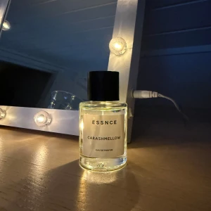Essnce Carashmellow  - Knappt använd Carashmellow från ESSNCE. 50ml. Noter av vanilj, mjölk, karamell och marshmallows. 