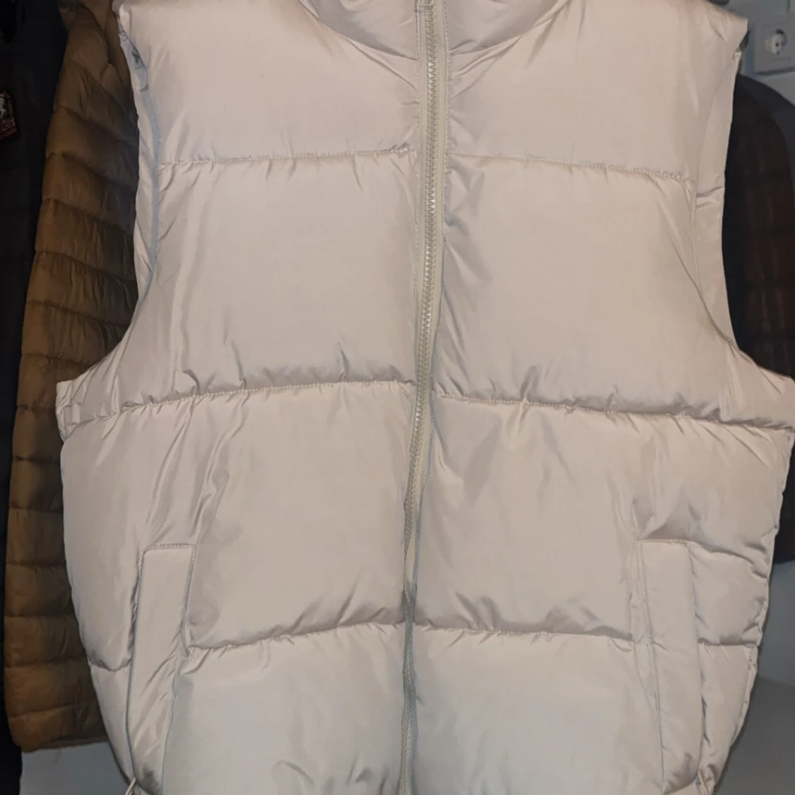 Beige dunväst från FSBN