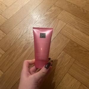 Rituals The Ritual of Sakura body scrub - Rosa tub med Rituals The Ritual of Sakura pearlescent body scrub, doft av körsbärsblom och bambu. Snygg och smidig förpackning på 70 ml, perfekt att ha med i väskan. Ger huden en fräsch känsla och lyster.