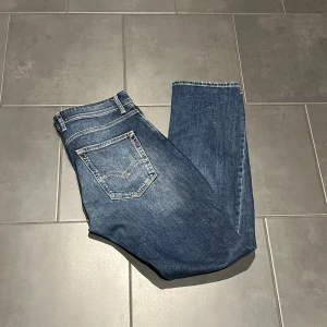 Replay grover - Säljer nu dessa replay grover jeans då de är för stora för mig. W32 L32. De är straight fit och 10/10 i skick 